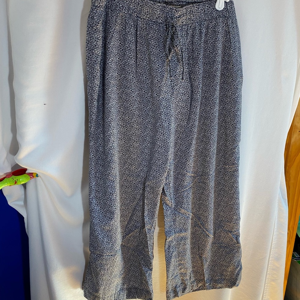 Abercrombie and Fitch Dark Blue and White Flower Patterned Palazzo pants, medium